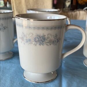 Set of 4 porcelain mugs